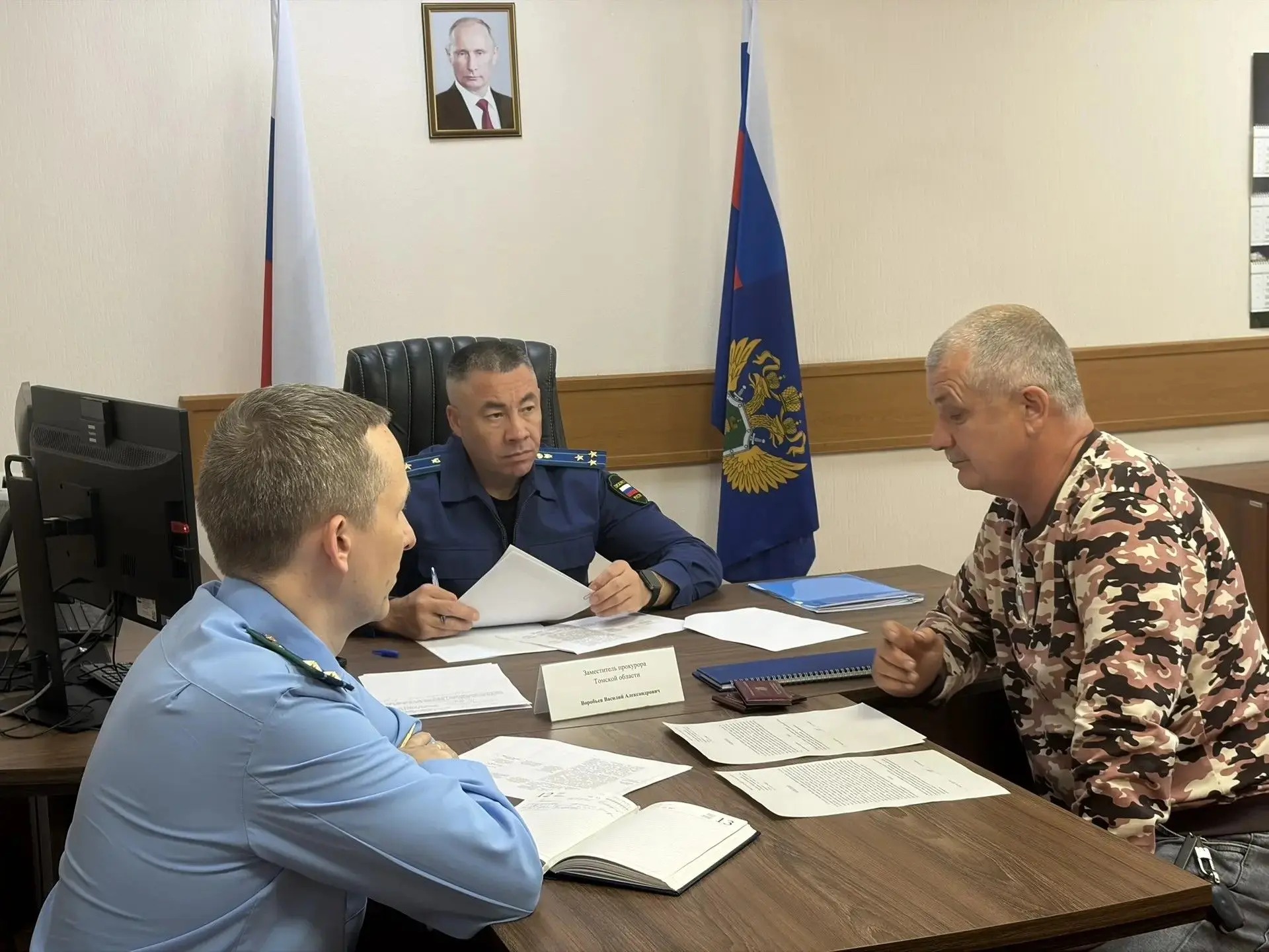Заместитель прокурора региона Василий Воробьев провел личный прием жителей Асиновского района Томской области.